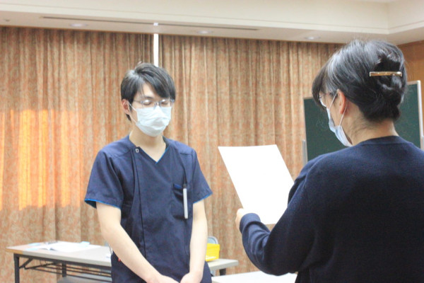 看護部長より修了書授与