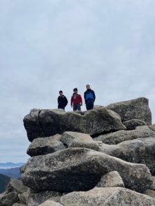 隣の瑞牆山を思わせるような途中の岩で記念撮影。