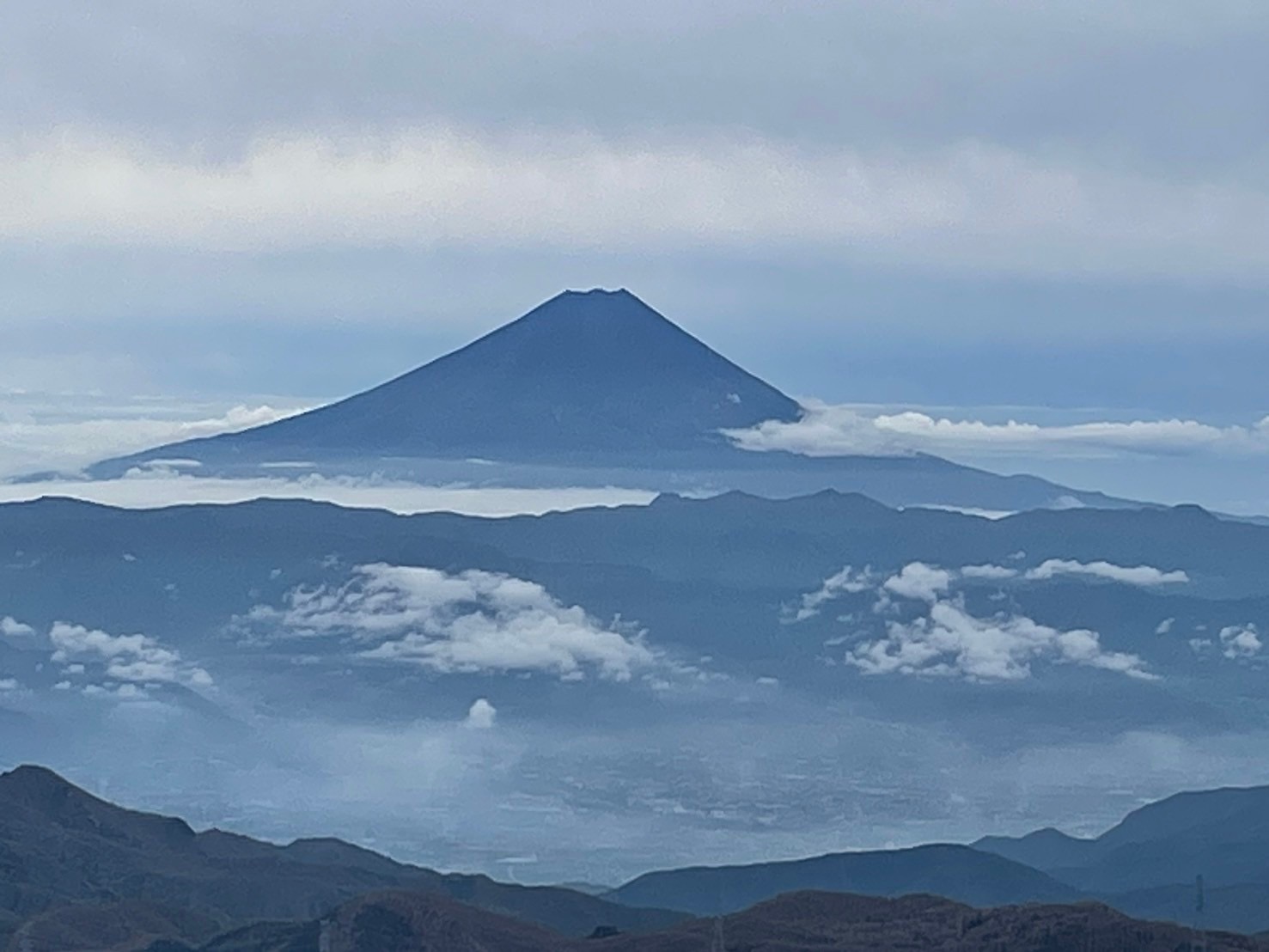 山頂からは富士山と紅葉の山肌もきれいに見えました。