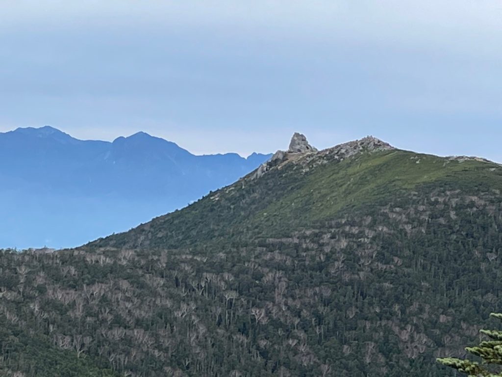 金峰山の五丈岩を目指して、朝4時45分に出発。背景に甲斐駒ヶ岳も見えま す。