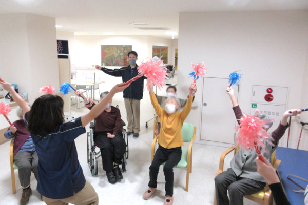 座ったまま行えるチェアロビクスの様子