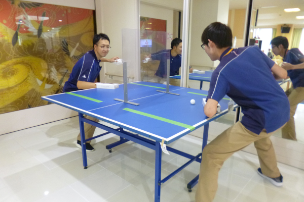 スポーツ大会（卓球）職員の事前準備の様子