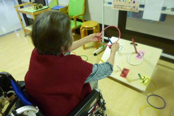 昔の遊びクラブ（輪投げ）の様子